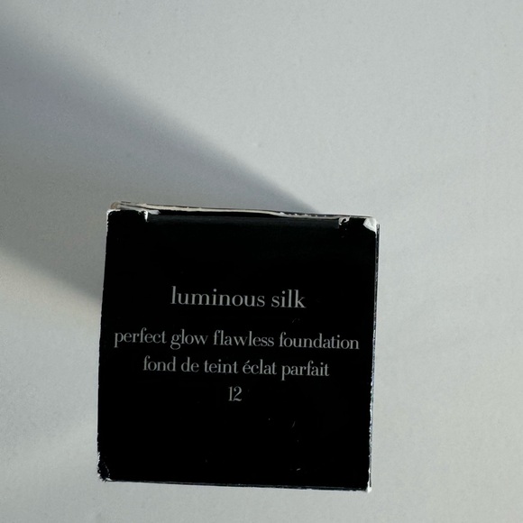 Giorgio Armani Luminous Silk Foundation. - Picture 10 of 11